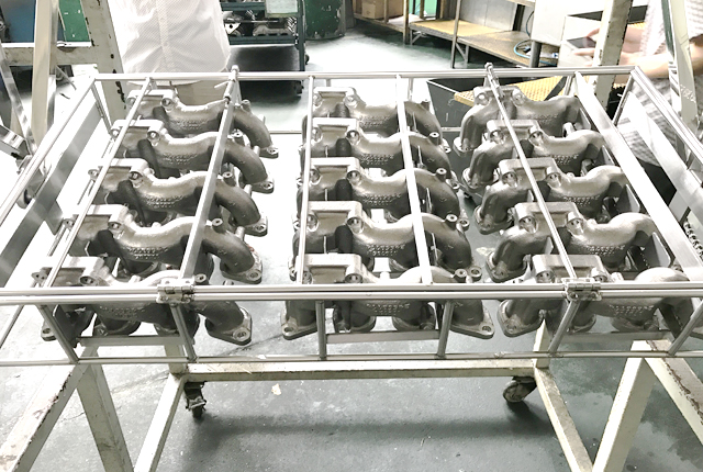 不（bú）鏽鋼排氣管使用水性清洗劑（jì）除（chú）油除（chú）灰案例-汽車發動機排氣管清洗（xǐ）