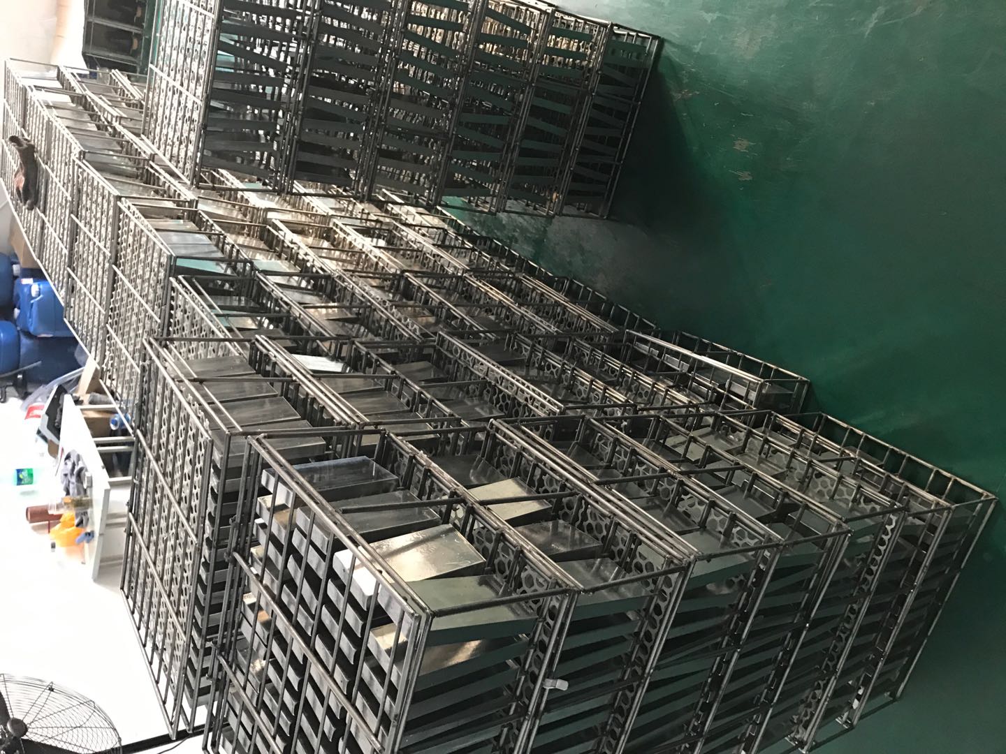 電池外殼使用水性清洗劑除油案例-新能源汽車電池外殼清洗（xǐ）